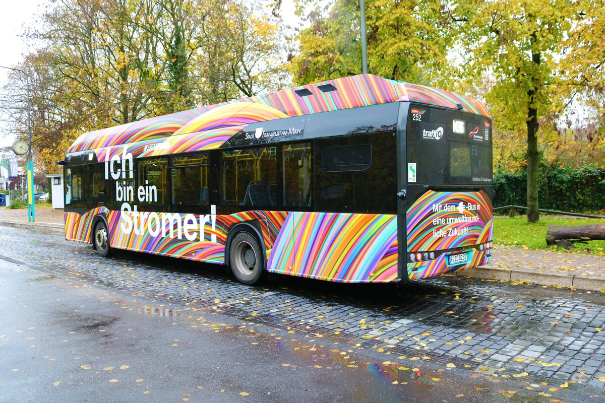 ICB Solaris Urbino Hydrogen Wasserstoff Bus Wagen 252 am 19.11.22 in Frankfurt am Main Hainer Weg