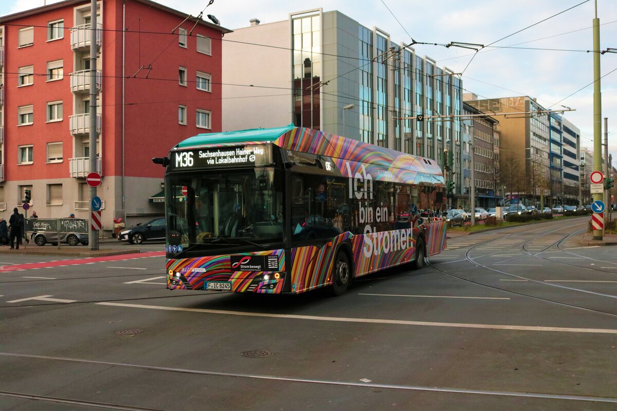 ICB Solaris Urbino Hydrogen Wasserstoffbus Wagen 245 am 10.12.22 in Frankfurt am Main