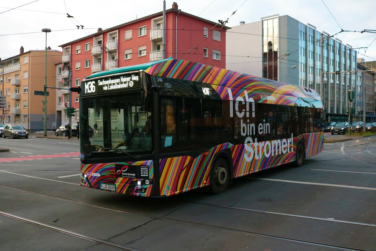 ICB Solaris Urbino Hydrogen Wasserstoffbus Wagen 249 am 10.12.22 in Frankfurt am Main