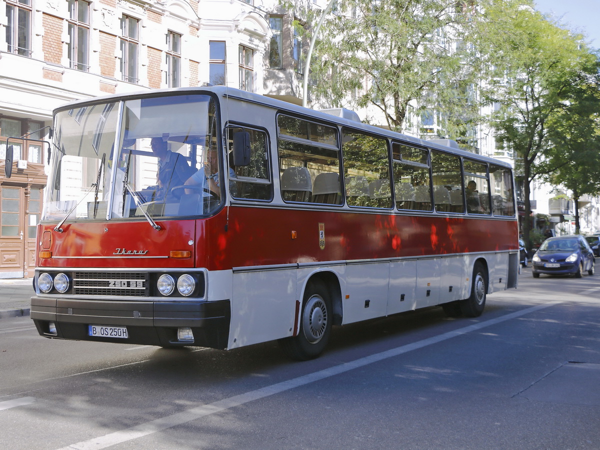 Ikarus 250.59 am 30. September 2018. in der Kreuzberstr. in Richtung Monumenten Str. in Berlin