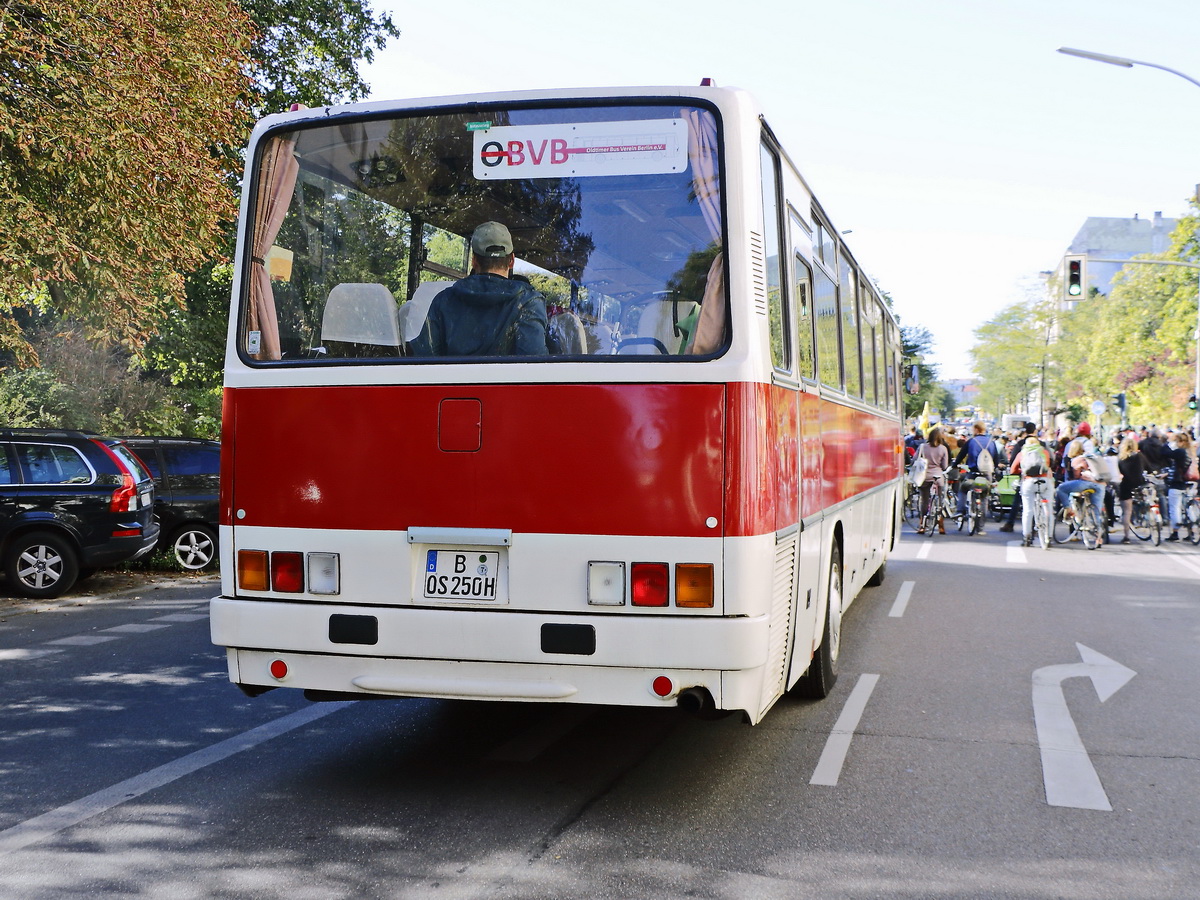 Ikarus 250.59 derOldtimer Bus Verein Berlin e.V.  am 30. September 2018, wartend in der Kreuzbergstr. an einer Demonstration.