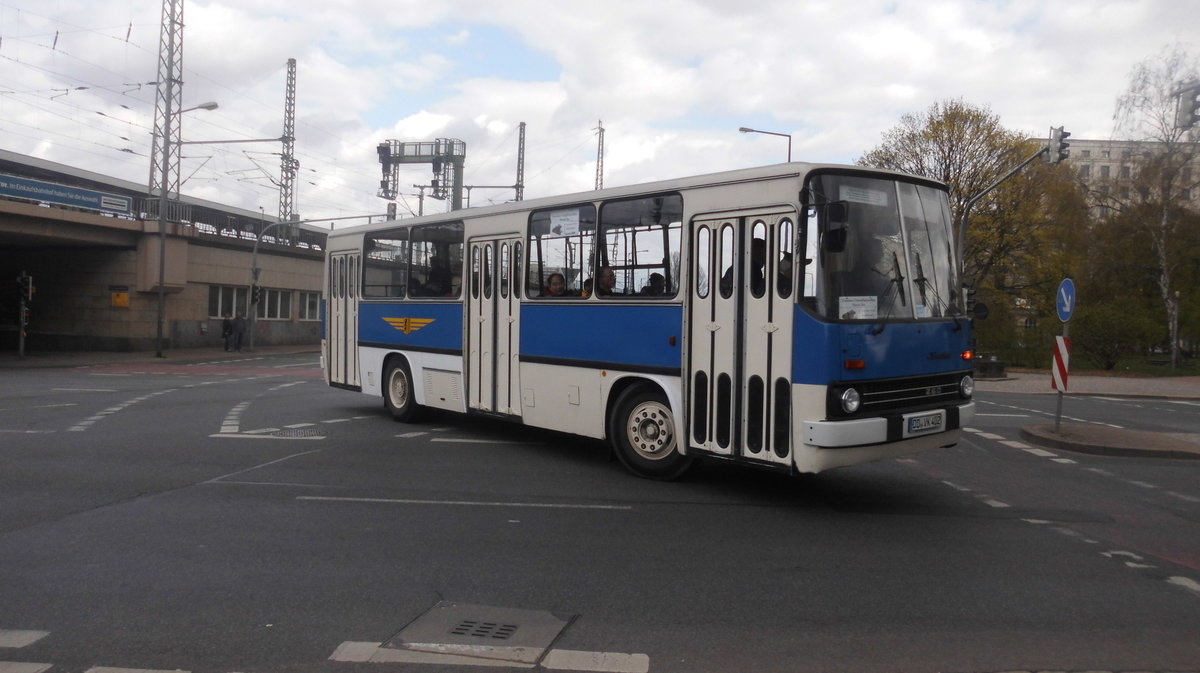 Ikarus 260.02 am 18.04.2015 vor dem Hauptbahnhof in Dresden