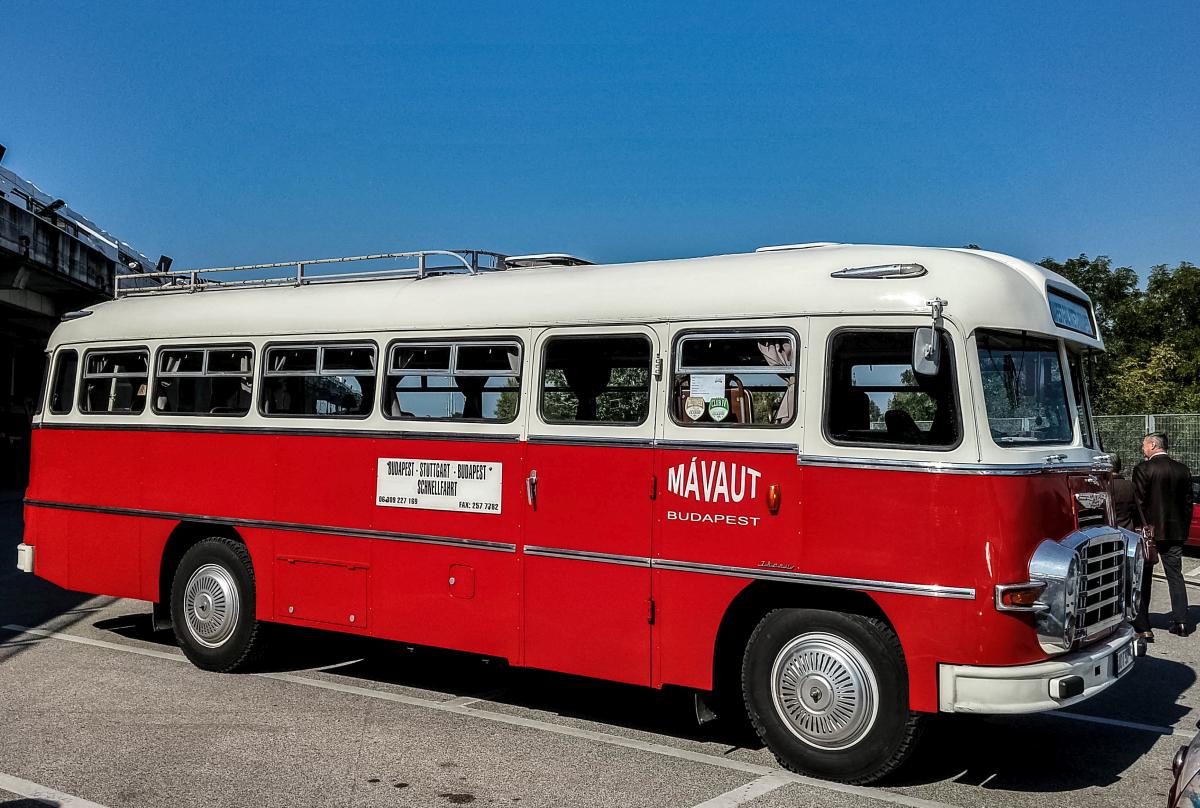 Ikarus 311 in Memoriam  Budapest-Stuttgart-Budapest Schnellfahrt . Motor: Csepel D-414, Eigengewicht: 5950Kg, Leistung: 95Ps. Nachden er aus der Einsatz rausgenommen wurde, funktionierte er unter anderem als Imbisswagen, Büroraum bei einem Bergwerk, jemand hat auch Zement drin deponiert. Die Restauration fand ca 2000-2003 statt. Die Aufnahme stammt vom 01.10.2017