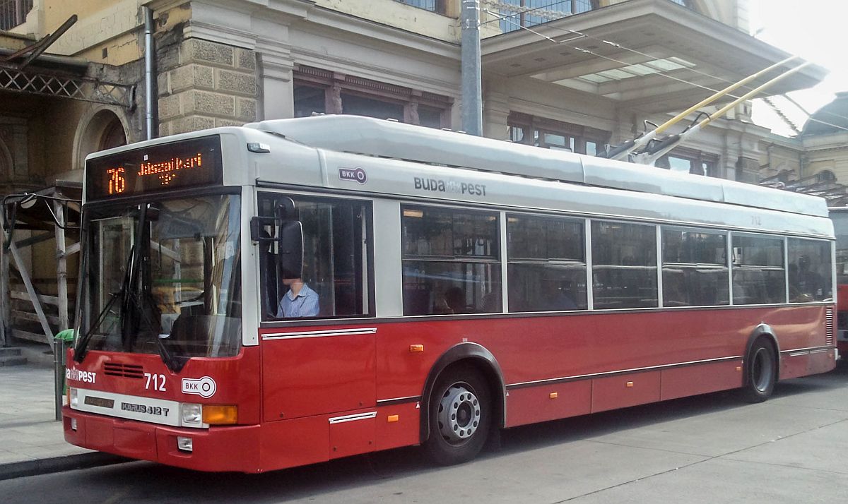 Ikarus 412T Oberleitungsbus. Foto: 25.07.2014, Budapest Ostbahnhof.