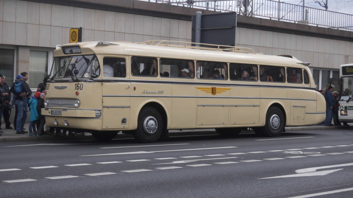 Ikarus am 018.04.2015 vor dem Dresdner Hauptbahnhof