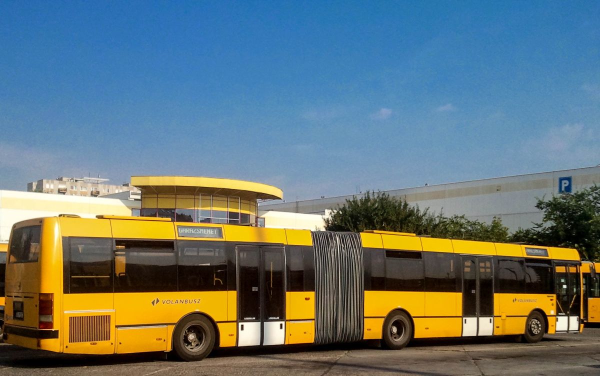 Ikarus EAG E94G (Gelenkversion) aufgenommen am 25.06.2015, Budapest Arpad-hid Hauptbahnhof.