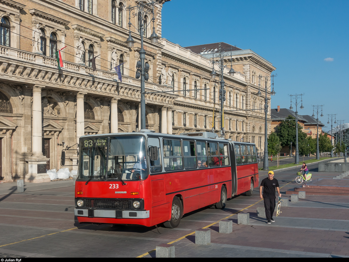 Ikarus Trolleybus BKV 233 am 12. Juli 2018 bei der Corvinus-Universität in Budapest.