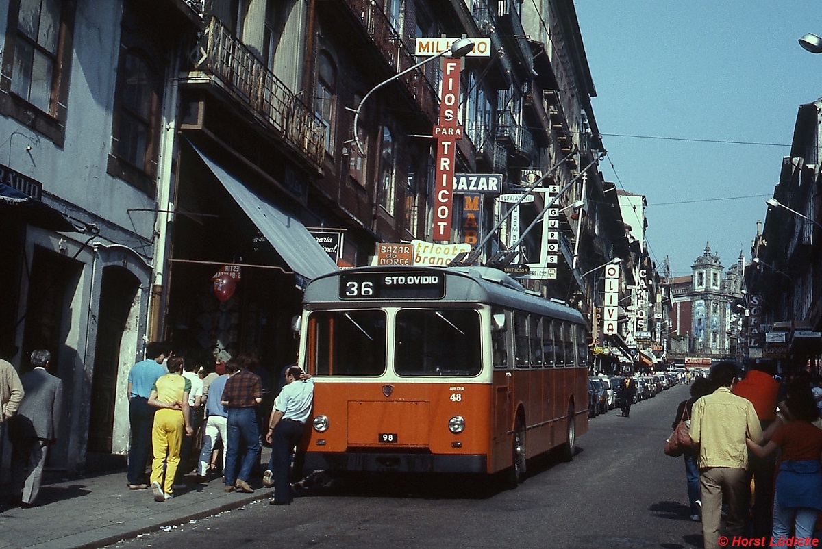 Im April 1984 warten der Fahrer und Wagen 48 des Obusbetriebes in Porto auf ihren nchsten Einsatz. Auch dieser Obus-Betrieb ist seit 1997 Vergangenheit.