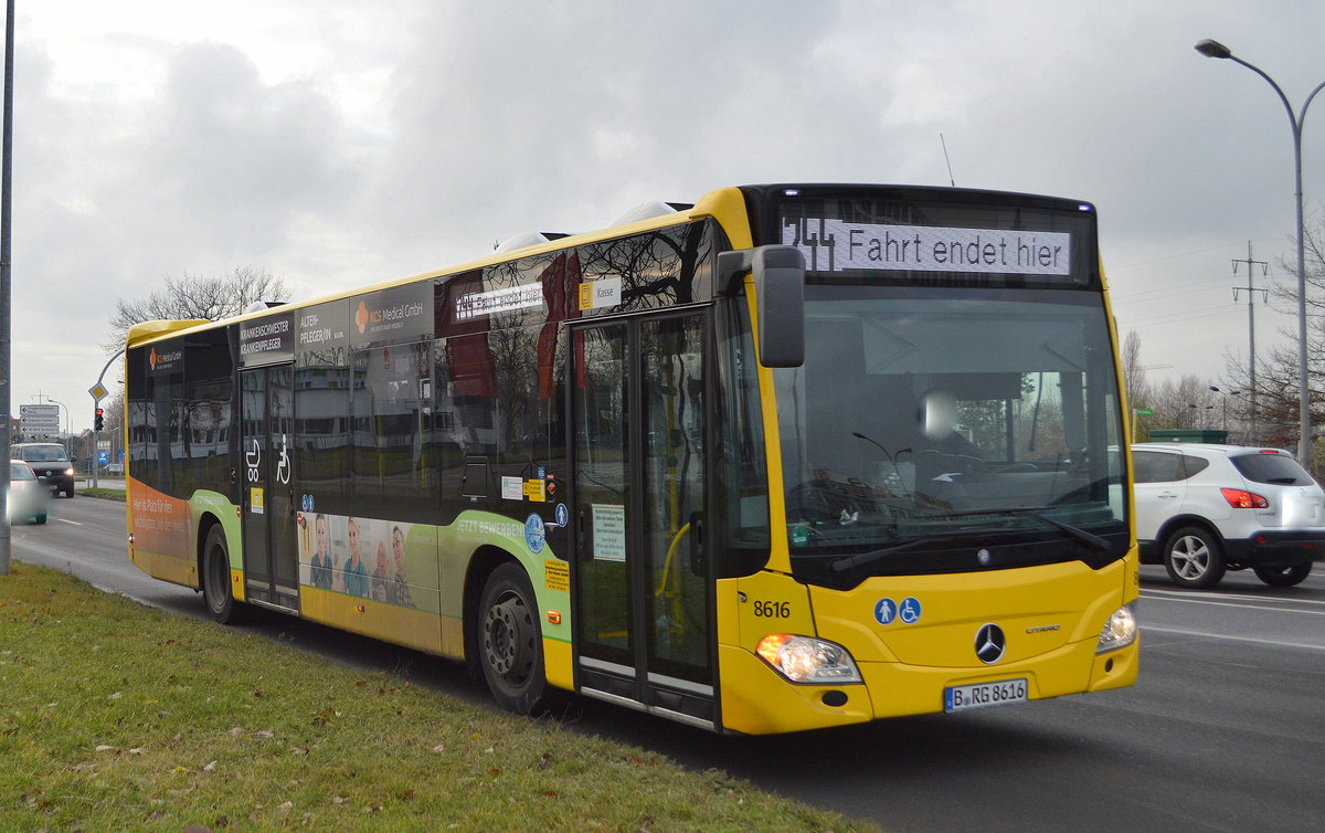 Im Auftrag der Berliner Verkehrsbetriebe (BVG) als Subunternehmen Eigentümer: Hartmann/Der Südender (8616) mit einem Mercedes-Benz Citaro C2 aus den Bj. 2016/18 auf der Linie 744 am 16.12.20 Schönefeld b. Berlin.