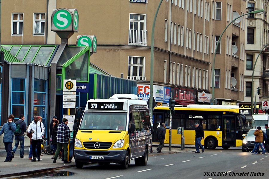 Im Auftrag der BVG fährt Wagen 8720 (B VT 8720) der Taxiinnung Berlin auf Linie 370 nach Neukölln, am Oberhafen - am 30.01.2016 - Berlin, Hermannstraße - Werbung: Mercedes-Benz in Berlin
