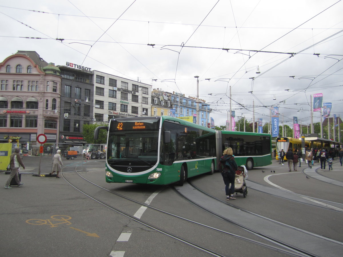 Im Chaos zwischen Fussgängern, Trams und Baustelle wendet der BVB Nr. 7009 (Mercedes Citaro C2 O530G) am 11.5.2019 beim SBB Bahnhof