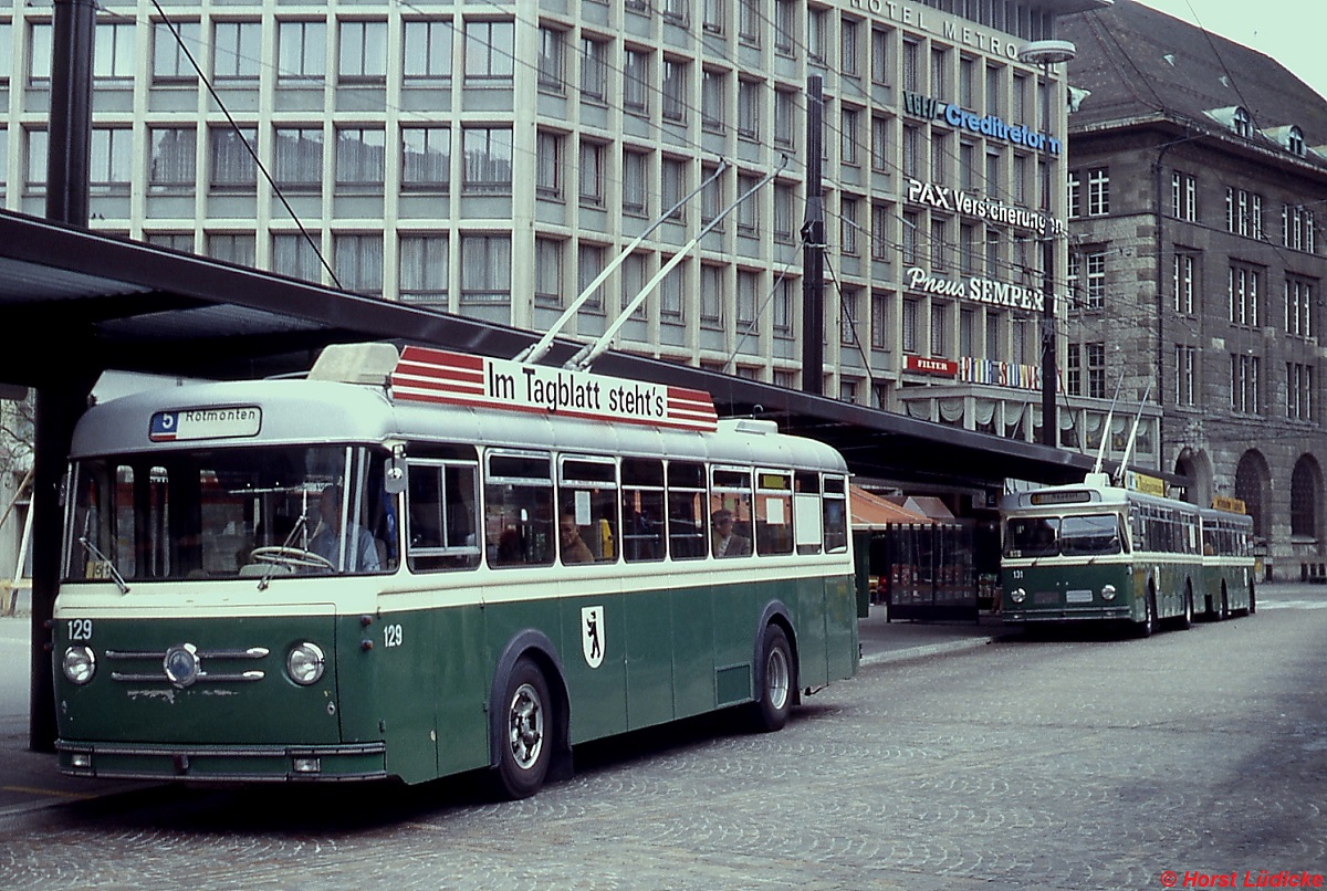 Im Frühjahr 1979 stehen die Trolleybusse 129 (Saurer/BBC 1957/58, ausgemustert 1991-1992) und 131 (mit Anhänger) auf dem Bahnhofsvorplatz von St. Gallen