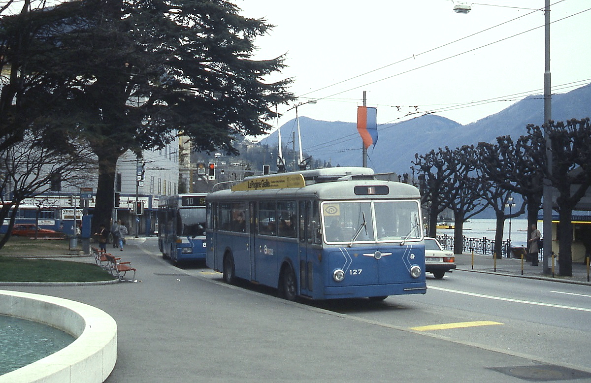 Im März 1993 ist der 1966 von FBW/Hess (elektrische Ausrüstung SAAS) hergestellte Solowagen auf der Linie 1 des Trolleybusbetriebes Lugano unterwegs. Das Fahrzeug wurde gemeinsam mit dem Wagen 126 für den 1978 eingestellten Trolleybusbetrieb Altstätten-Berneck beschafft (dort Nr. 6 und 7).