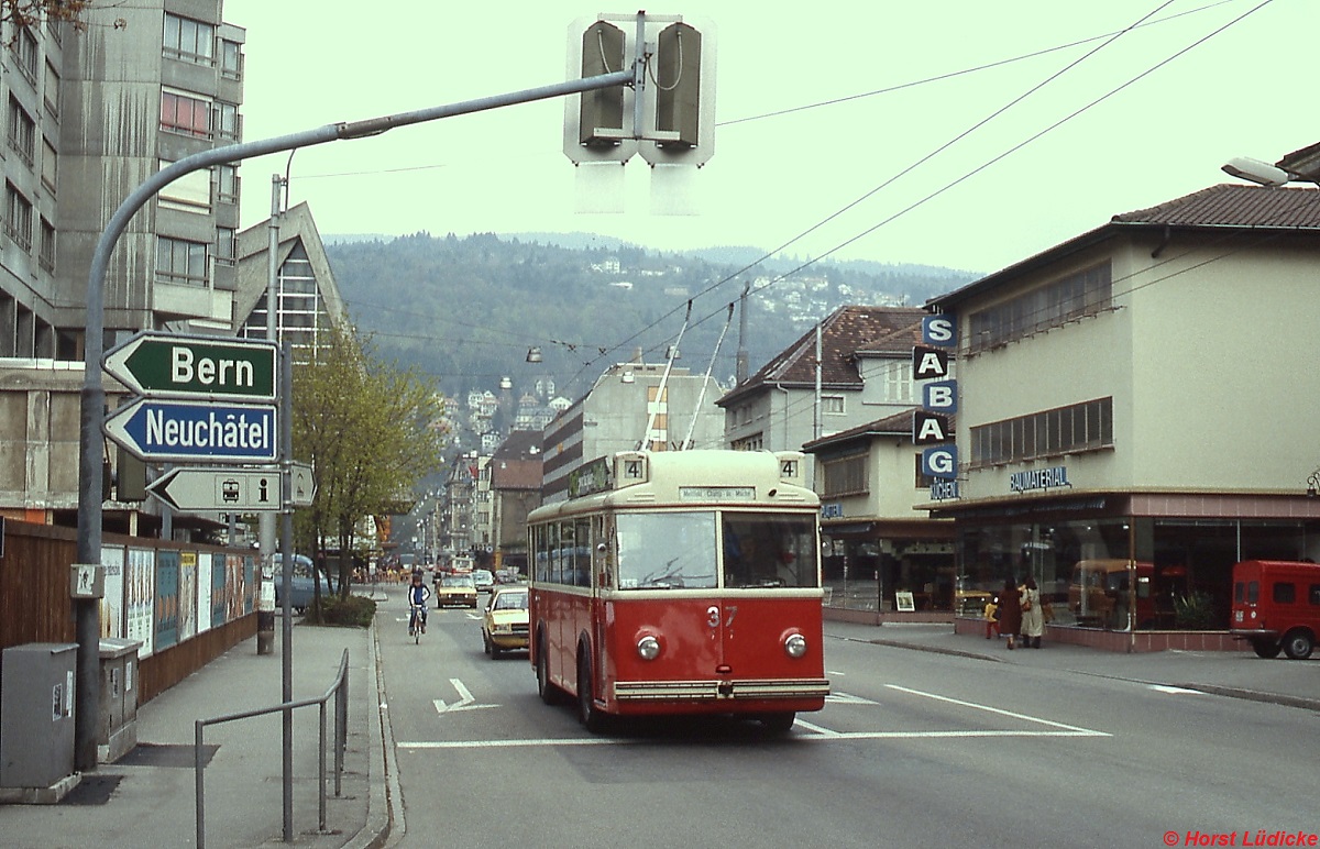Im Mai 1980 fährt der Wagen 37 der Bieler Verkehrsbetriebe in Richtung Bahnhof. Der Wagen gehört zu einer zwischen 1940 und 1959 gelieferten Serie (Hersteller Berna/Hess, Elektrik SAAS)