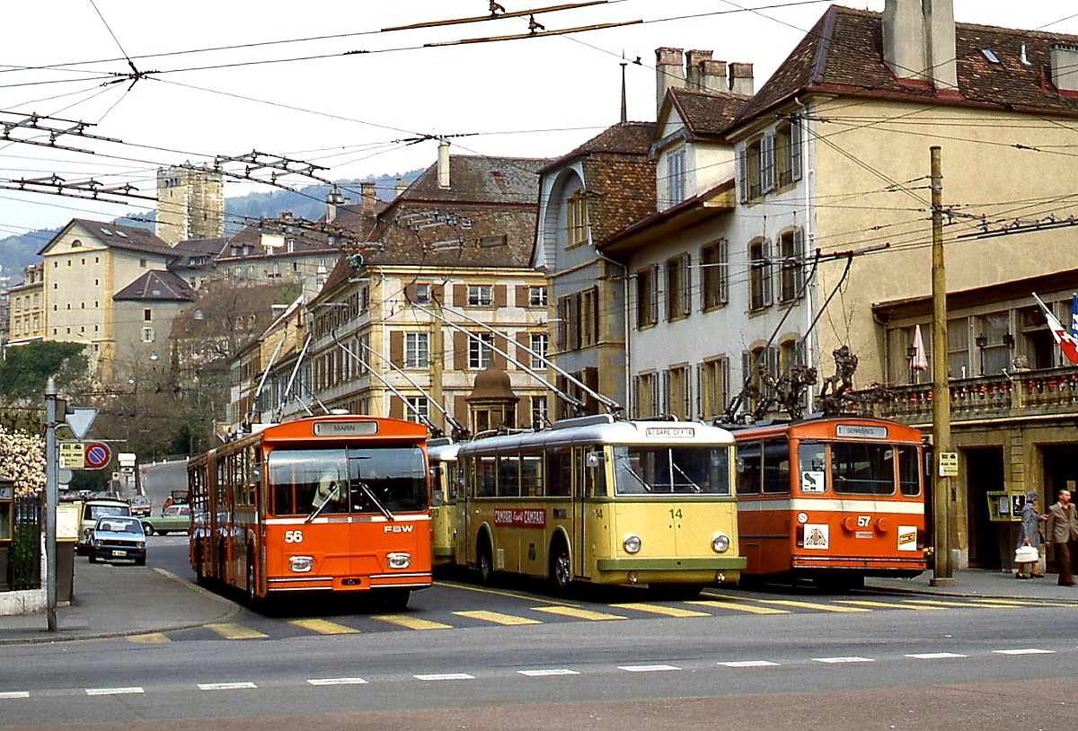 Im Mai 1980 treffen sich vier Trolleybusse in der Innenstadt von Neuchatel: Die beiden 1949 von Saurer gebauten Solowagen 14 und (verdeckt) 13 sowie die 1976 beschafften Gelenkwagen 56 und 57 (Hersteller FBW/Hess, elektrische Ausrüstung BBC/SAAS)