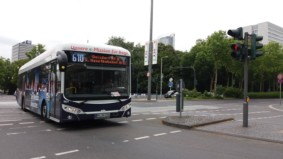 Im Projekt ZeEUS (Zero Emission Urban Bus Systems) werden neben Bonn in neun weiteren europäischen Städten Einsatztauglichkeit und Wirtschaftlichkeit von Elektrobussen im Vergleich zu Dieselbussen untersucht.
Nach einem europaweiten Ausschreibungsverfahren wurden für das Projekt jetzt sechs Fahrzeuge des Herstellers Sileo aus Salzgitter geliefert. Das Modell ist ein 12-Meter-Standardbus und bietet Raum für 80 Fahrgäste. Im Januar 2015 wurde zuvor eimn solcher E-Bus des Herstellers Bozankaya in Bonn. Mit der Zulassung SZ-SI 121 wurde der Bus vom 05.02. bis 14.03.2015 vor allem auf der Linie 607 eingesetzt.
Die 15er Elektrobusse sind zwölf Meter lange Elektrobusse des Typs Sileo S12 mit 38 Sitzplätzen und 42 Stehplätzen. Der Elektroantrieb besteht aus zwei 85 kW starken radnahen Motoren an der Hinterachse.
1501 (BN-SW 870) und 1502 (BN-SW 871) wurde Mitte Januar 2016 geliefert. 1503 und 1504 folgtem im Februar, 1505 und 1506 im März 2016.
Die SWB-Elektrobusse sollen in ihrer Optik, die sich bewusst absetzt vom üblichen grauroten SWB-Design, für die Bürger der Bundesstadt Bonn sichtbar und Teil ihres Alltags werden. Jeder Bus wurde individuell beschriftet und gestaltet; aber einheitlich auf allen Bussen dargestellt ist die Bonner Stadtsilhouette, skizziert mithilfe eines Stromkabels, dessen Stecker auf dem Heck des Busses auf die Grundidee der Kampagne weist: „Unsere E-Mission für Bonn“. Die Kampagne ist durch ein internes Team der Stadtwerke Bonn in Eigenregie konzipiert und entwickelt worden. Alle Slogans sind thematisch unterschiedlich visuell auf den Seitenflächen der Busse interpretiert worden: „Nachhaltig bewegend“ mit leicht vom Wind getragenen Pusteblumen. Das Motto „Unerhört leise“ macht mit Federn, die fast lautlos fallen, auf die geräuscharmen Elektrobusse aufmerksam. „Um Welten bewusster!“ zeigt innerhalb der Bonner Stadtsilhouette eine Karte mit Städten, die sich nachhaltig für den Klimaschutz einsetzen. Der „Voll geladen“-Elektrobus ist gekennzeichnet mit einer Platine als Symbol für die Elektrifizierung; der „Auf neuen Fährten“-Bus weist auf die Innovationskraft der Elektromobilität und macht mit seinem Zebramotiv einen Abstecher ins schützenswerte Tierreich. Eine farbige Langzeitbelichtung einer Straßensituation in einer Großstadt ziert den „Zukunft erfahren“-Elektrobus.
Bus 610 kurz nach dem Halt  Heusallee/Museumsmeile .