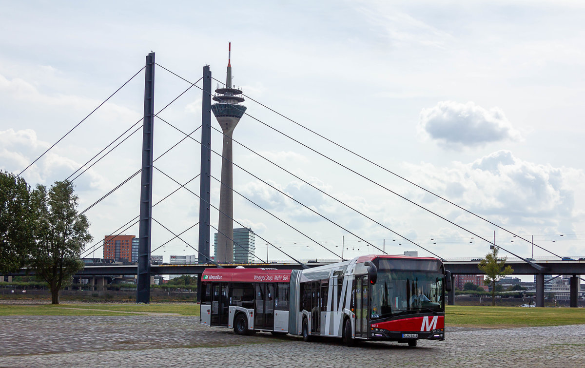 Im Rahmen einer Presseveranstaltung anlässlich der Einführung des neuen Metrobus-Netzes der Rheinbahn konnte ich am 24.8.2018 den Solaris New Urbino 18 mit der Wagennummer 8611 mit Rheinturm und Rheinkniebrücke im Hintergrund auf der Oberkasseler Rheinwiese fotografieren.