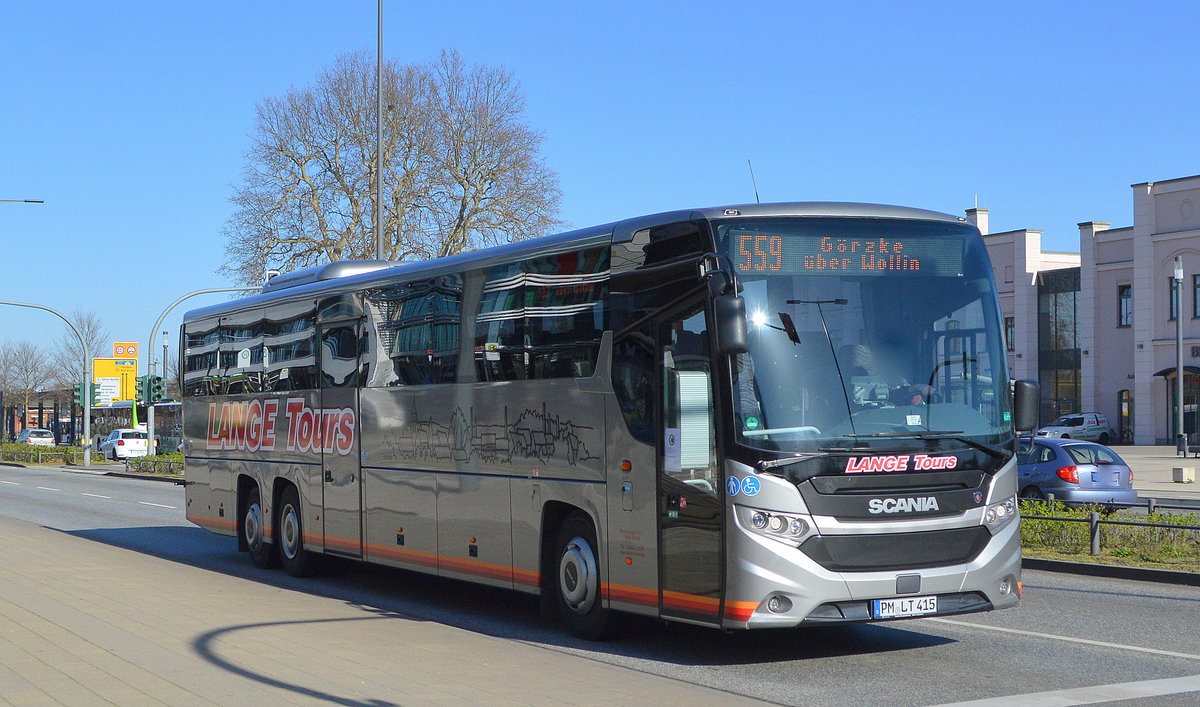 Im Verkehrverbund VBB bietet die Fa. Lange Tours auch Linienbusfahrten an, hier ein SCANIA Typ? Überlandbus auf der Linie 559 nach Görzke am 23.03.20 Brandenburg Hbf.