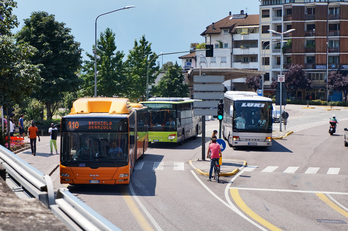 Im Vordergrund ist ein fährt ein MAN Lion's City der SASA als Linie 110 (Bolzano Stazione/Bozen Bahnhof - Bronzolo, Paese/Branzoll, Dorf).
Dahinter ist ein SETRA S 415 NF der SAD auf einer Betriebsfahrt unterwegs.
Rechts neben dem SETRA S 415 NF ist ein SETRA S 315 HD von LUKI, unterwegs vom serbischen Kraljevo ins Zentrum von Bozen.
Aufgenommen am 8.7.2016 nahe der Haltestelle Stazione/Bahnhof.