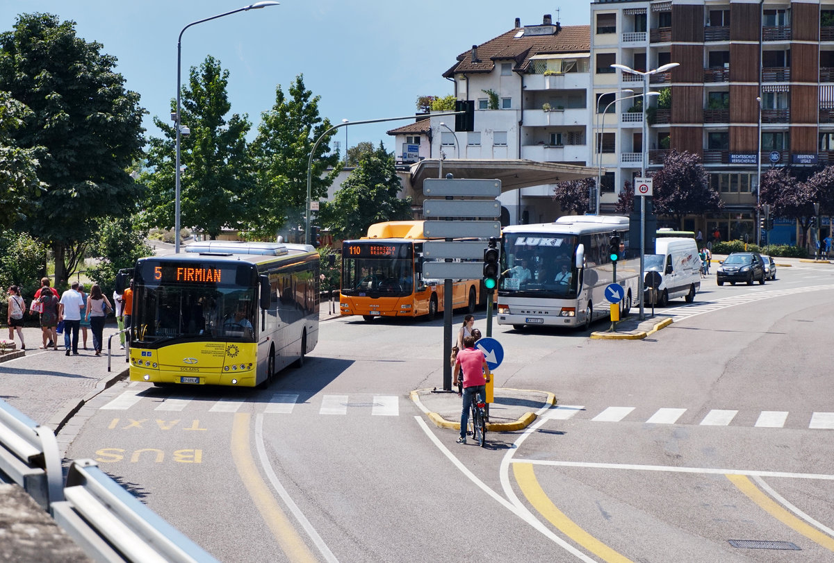 Im Vordergrund ist ein SOLARIS Urbino der SASA unterwegs auf der Bozner Stadtbuslinie 5 (Stazione/Bahnhof - Firmian).
Dahinter fährt ein MAN Lion's City der SASA als Linie 110 (Bolzano Stazione/Bozen Bahnhof - Bronzolo, Paese/Branzoll, Dorf).
Rechts neben dem MAN Lion's City ist ein SETRA S 315 HD von LUKI, unterwegs vom serbischen Kraljevo ins Zentrum von Bozen.
Aufgenommen am 8.7.2016 nahe der Haltestelle Stazione/Bahnhof.