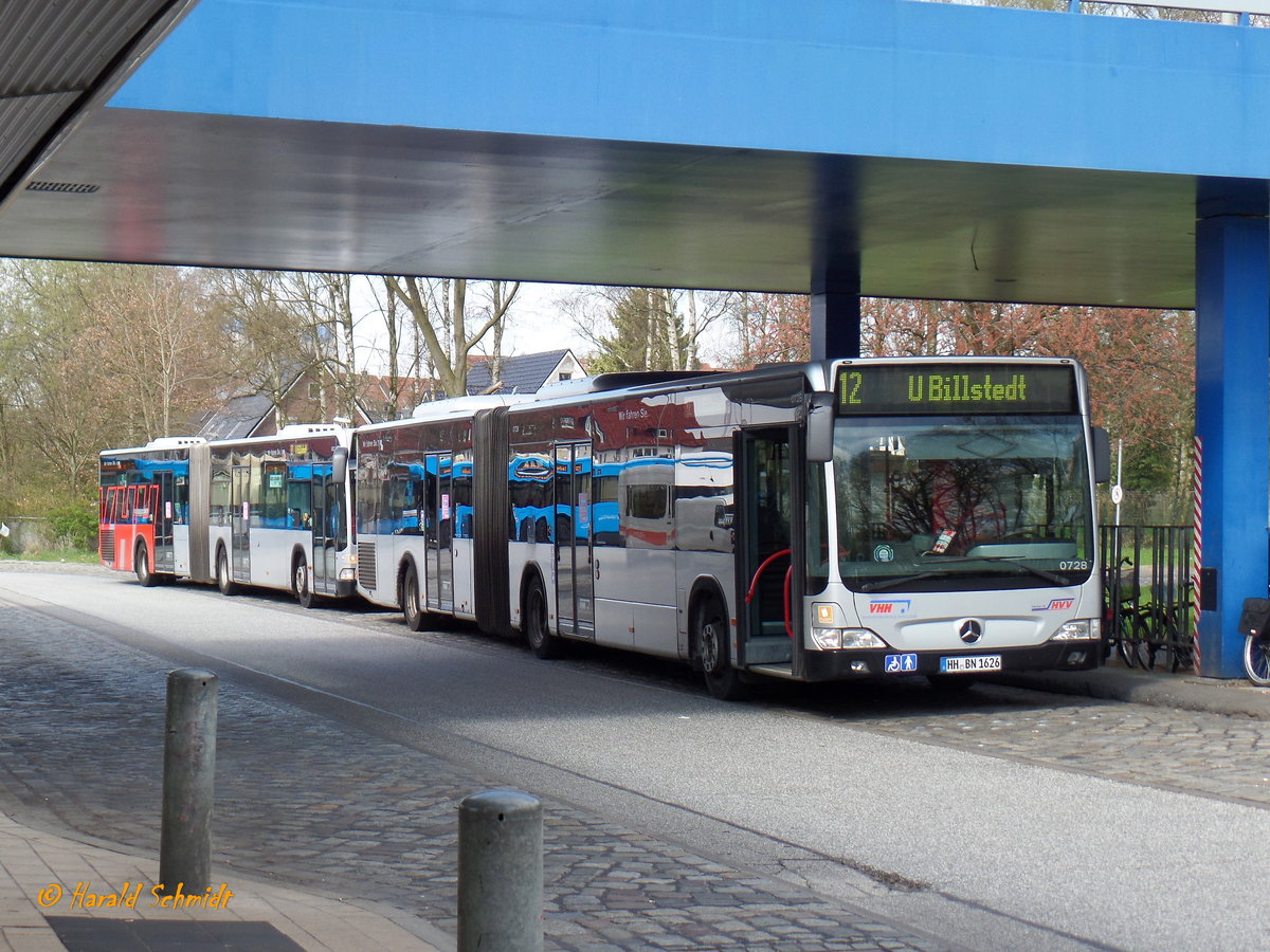 Impressionen: Spiegelungen an 2 Gelenkbussen am 4.4.2017, Hamburg, U-Billstedt /