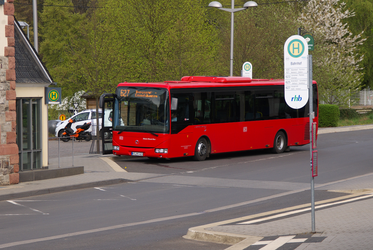 In den 1960er-70erund 80er Jahren sah man Busse der Firma Magirus-Deutz sehr oft auf den Straßen, auch als Linienbusse bei Bundesbahn und Bundespost. Nach langer Zeit sieht man sie öfters die Modelle der Nachfolgefirma IVECO. DB Rhein-Mosel-Bus (KO - MV 423), ein Iveco Crossway LE ist auf der Linie 627 Hungenroth - Emmelshausen am Bahnhof Emmelshausen angekommen. 11.04.2014
