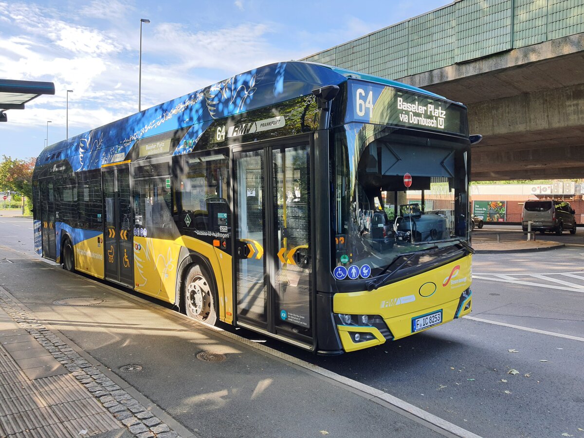 In-Der-City-Bus (ICB) Solaris Urbino 12 hydrogen Wagen 253 am 20.09.2023 in Frankfurt/ Ginnheim