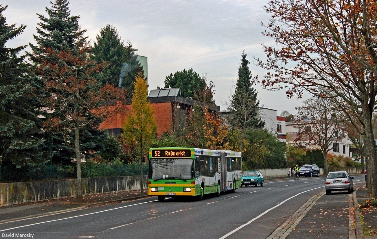 In der Industriestadt Schweinfurt (Main) noch zahlreich im Einsatz ist dieser O405GN2. Am 31.10.2014 in der Kurt-Schumacher-Straße.