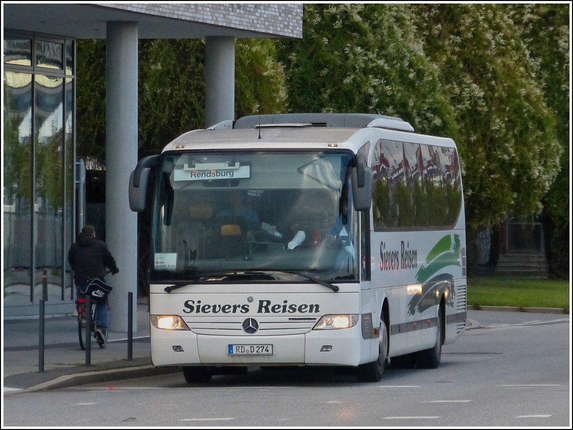 In Kiel wartet diese Merceds Benz Tourismo von Sievers Reisen, an einer Ampel auf Grn um seine Reise fortzusetzen.  16.09.2013.