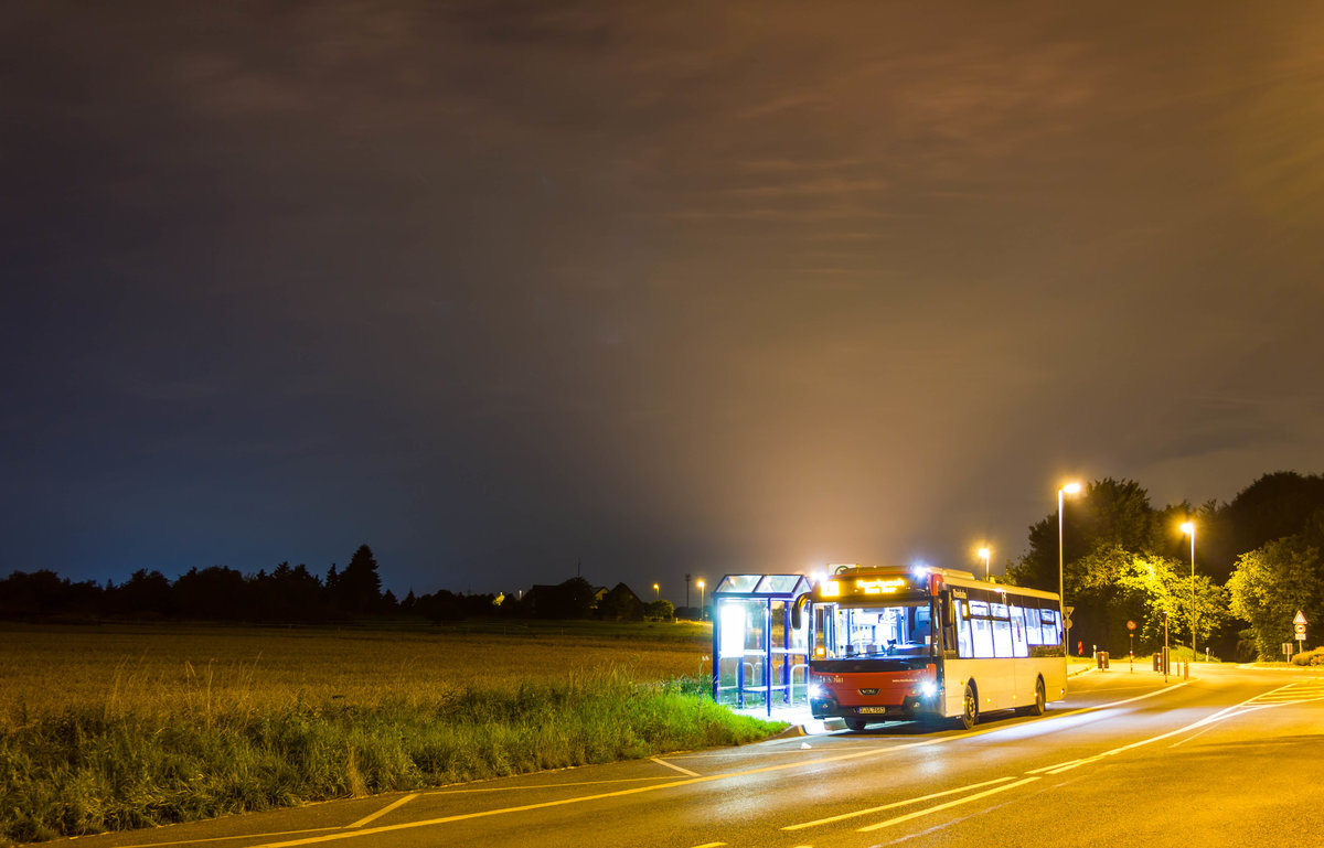 In der Nacht vom 15. auf den 16. Juli 2017 fuhr die Rheinbahn aufgrund der Rheinkirmes auf der Meerbuscher Rundlinie 839 statt bis Mitternacht bis 4 Uhr morgens. Hier konnte Wagen 7661, welcher an diesem Abend drei der vier Runden ohne Fahrgäste fuhr an der Haltestelle  Zur Rheinfähre  in Langst-Kierst aufgenommen werden.