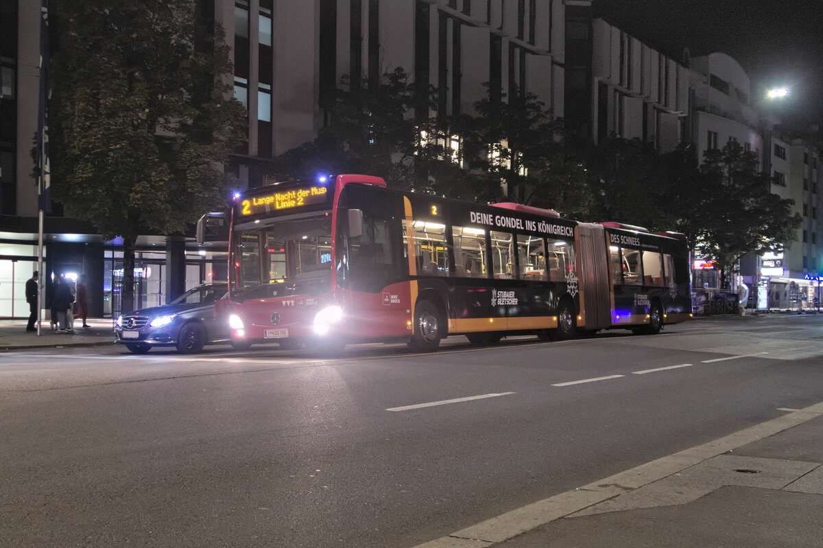 In der Nacht vom 7. zum 8. Oktober 2023 fand in ganz Österreich die Lange Nacht der Museen statt. Zu diesem Zweck wurden örtlich Shuttlebusse eingerichtet, hier ein Mercedes-Benz Citaro 2. Generation der Innsbrucker Verkehrsbetriebe (Bus Nr. 430) in Innsbruck, Meinhardstraße. Aufgenommen 7.10.2023.