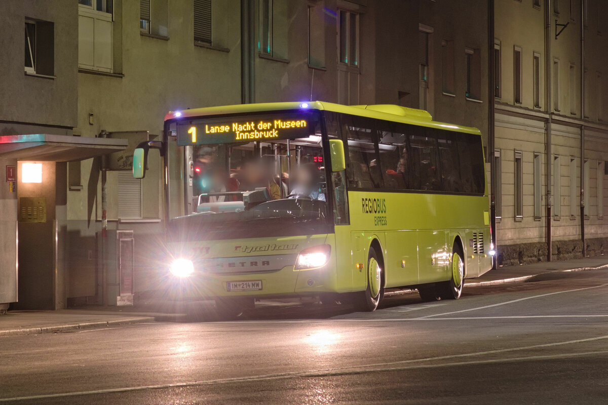 In der Nacht vom 7. zum 8. Oktober 2023 fand in ganz Österreich die Lange Nacht der Museen statt. Zu diesem Zweck wurden örtlich Shuttlebusse eingerichtet, hier ein Setra S 400er-Serie von Tyrol Tour (IM-214MW) an der Haltestelle Innsbruck Sillpark. Aufgenommen 7.10.2023.
