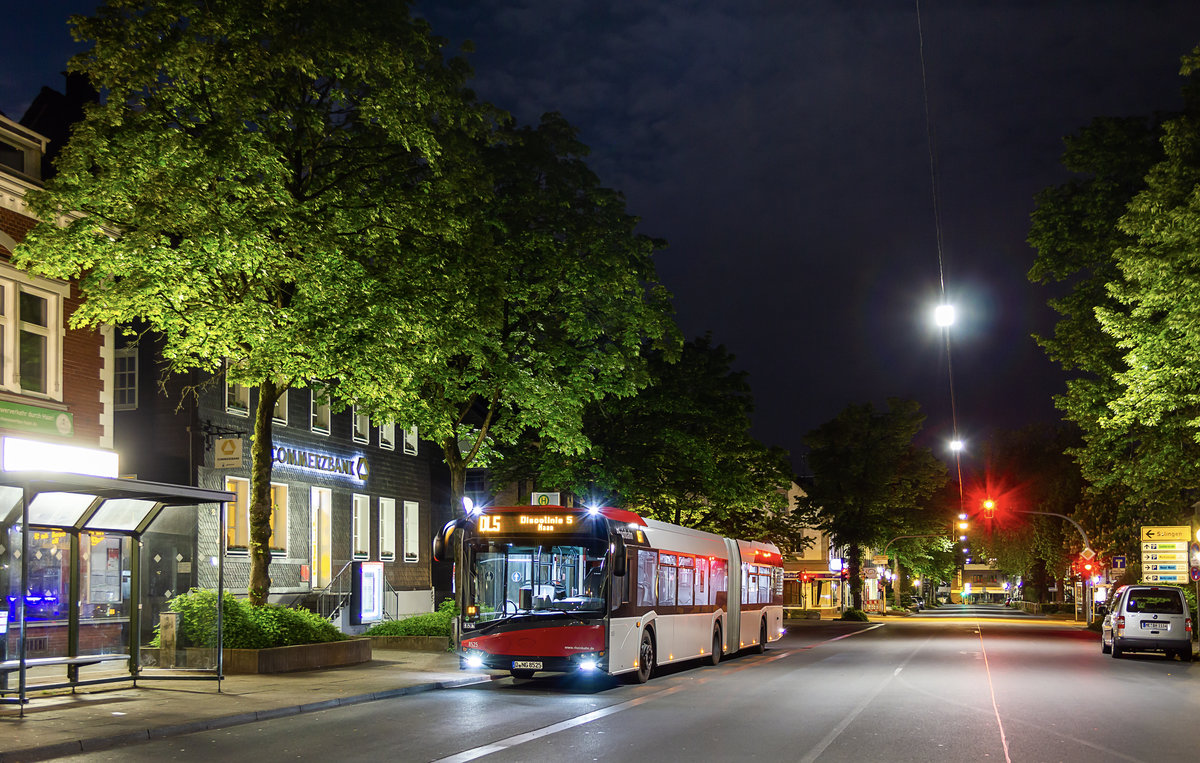 In der Nacht des 18.5.2019 steht Wagen 8525 der Rheinbahn auf der DiscoLinie 5 zur Rheinischen Straße in Haan an der Haltestelle Haan Markt.