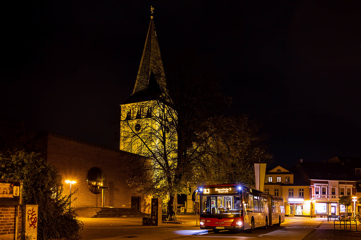 In der Nacht des 3.11.2018 steht Wagen 8365 der Rheinbahn AG an der Haltestelle Richrath, Kirche in Langenfeld, um als Linie DL3 nach Langenfeld-Reusrath weiterzufahren.