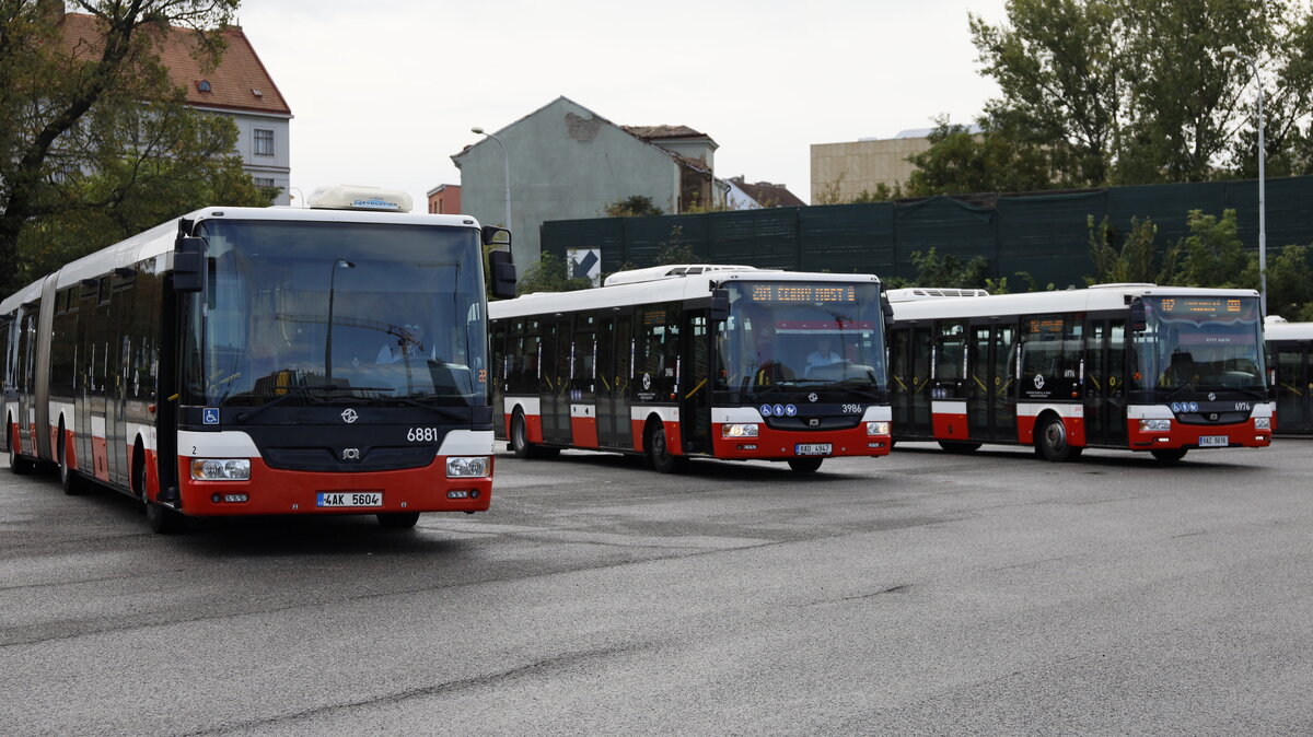 In der Nähe des Bahnhofes Praha-Holešovice (tschechisch: Nádraží Praha-Holešovice) ist die Endhaltestelle einiger Buslinien, im Siebenminutentakt fahren die Solaris Busse zum Prger Zoo, nach Prah Troja. 18.09.2022 14:40 Uhr.