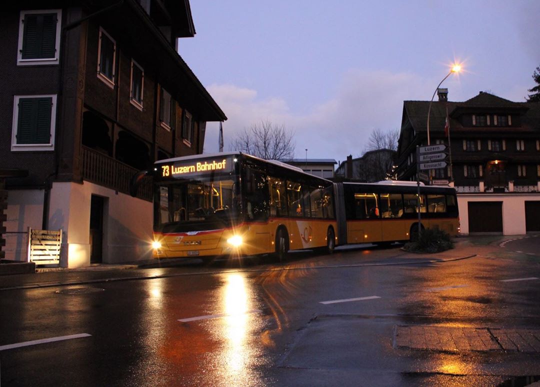 In Udligenswil wartete am 25.12.2019 ein MAN Lion's City GL auf die Abfahrt in Udligenswil. Dieser Bus trägt die Fahrzeugnummer 20. Er ist einer von wenigen MAN Fahrzeugen, die bei Bucheli fahren. 