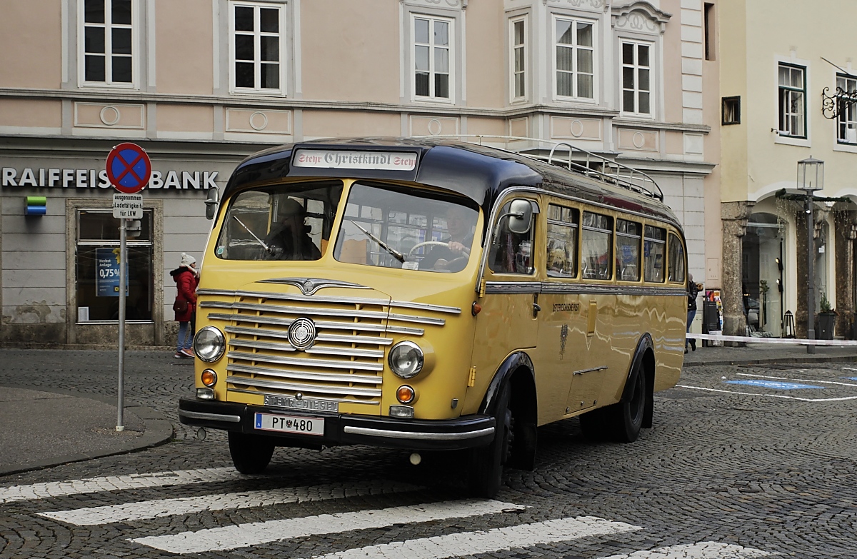 In der Vorweihnachtszeit verkehren zwischen Steyr und Christkindl täglich Nostalgiebusse, hier wendet der Steyr Diesel 480 PT 480 am 07.12.2018 am Steyrer Stadtplatz