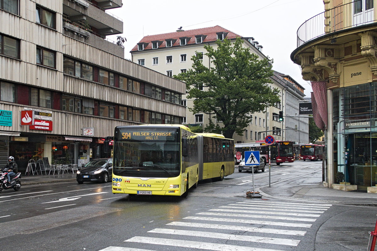 Innsbruck: Bus Nr. 263 der Innbus Regionalverkehr GmbH (Tochtergesellschaft der IVB) als Linie 504 ist wegen umfangreicher Bauarbeiten am Hauptbahnhof über die Adamgasse umgeleitet, biegt hier von der Brixner Straße in den Bozner Platz ein. Aufgenommen 12.5.2019.