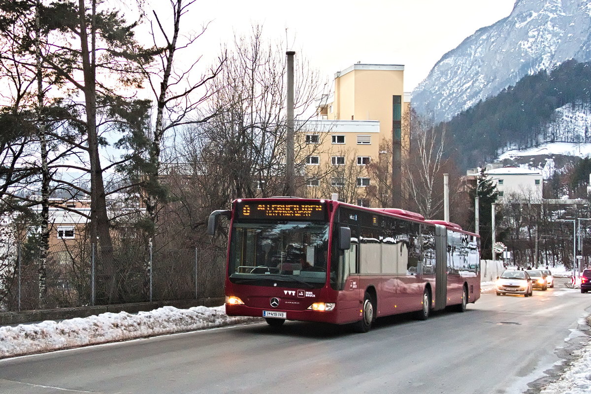 Innsbruck: Bus Nr. 419 der Linie O bei der Hst. Tschiggfreystraße kurz vor Umstellung des Liniennetzes. Mit Umstellung der Linienäste zur Peerhofsiedlung und nach Technik West auf Straßenbahn Ende 2017 war der Ast nach Allerheiligen der letzte, der noch von der Linie O bedient wurde. Aufgenommen 23.1.2019.