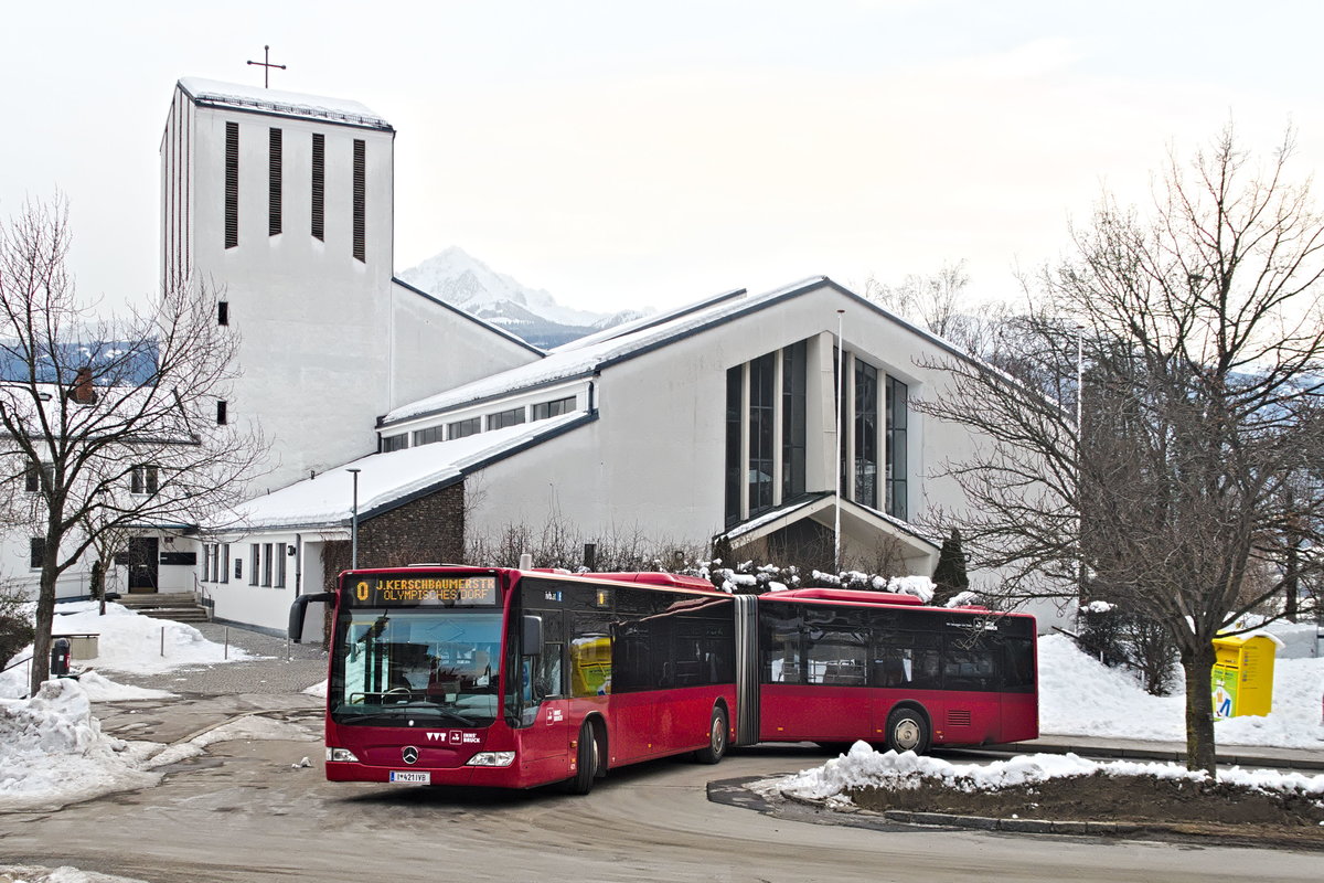 Innsbruck: Bus Nr. 421 der Linie O an der Endhaltestelle Allerheiligen kurz vor Umstellung des Liniennetzes. Mit Umstellung der Linienäste zur Peerhofsiedlung und nach Technik West auf Straßenbahn Ende 2017 war der Ast nach Allerheiligen der letzte, der noch von der Linie O bedient wurde. Aufgenommen 23.1.2019.