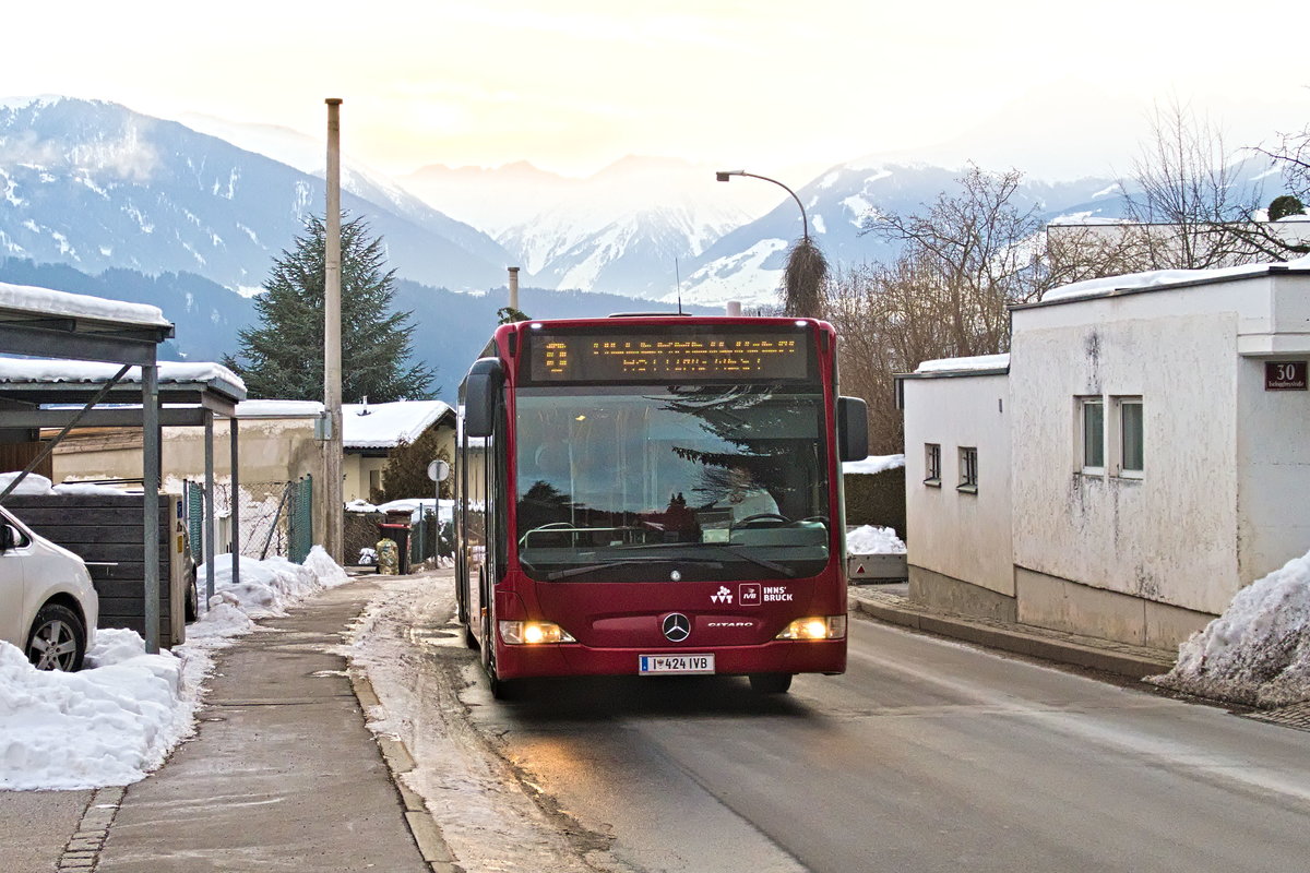 Innsbruck: Bus Nr. 424 der Linie O auf der Tschiggfreystraße kurz vor Umstellung des Liniennetzes. Mit Umstellung der Linienäste zur Peerhofsiedlung und nach Technik West auf Straßenbahn Ende 2017 war der Ast nach Allerheiligen der letzte, der noch von der Linie O bedient wurde. Aufgenommen 23.1.2019.