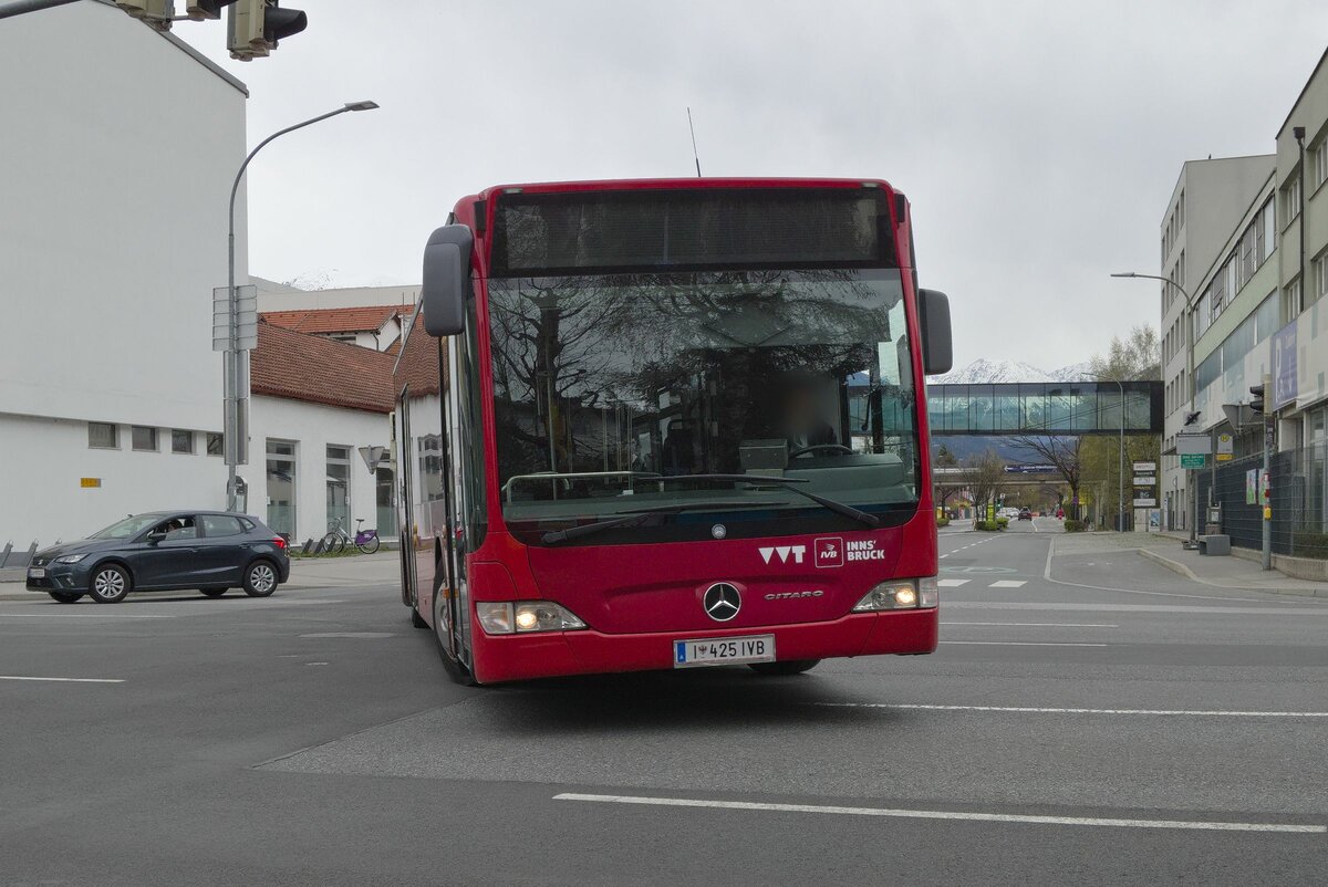 Innsbruck: Bus Nr. 425 der Innsbrucker Verkehrsbetriebe ist als Linie T über den Fürstenweg umgeleitet. Aufgenommen 8.4.2022.