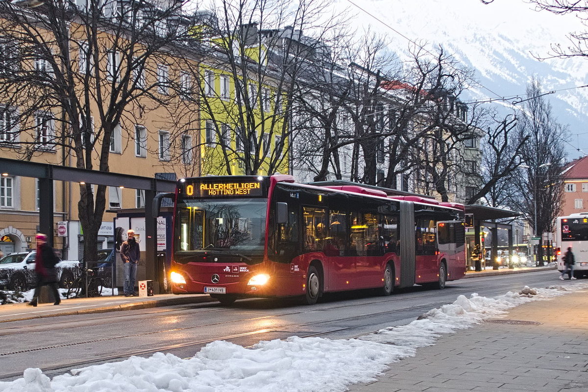 Innsbruck: Bus Nr. 431 der Linie O kurz vor Umstellung auf Straßenbahn an der Hst. Terminal Marktplatz. Aufgenommen 24.1.2019.