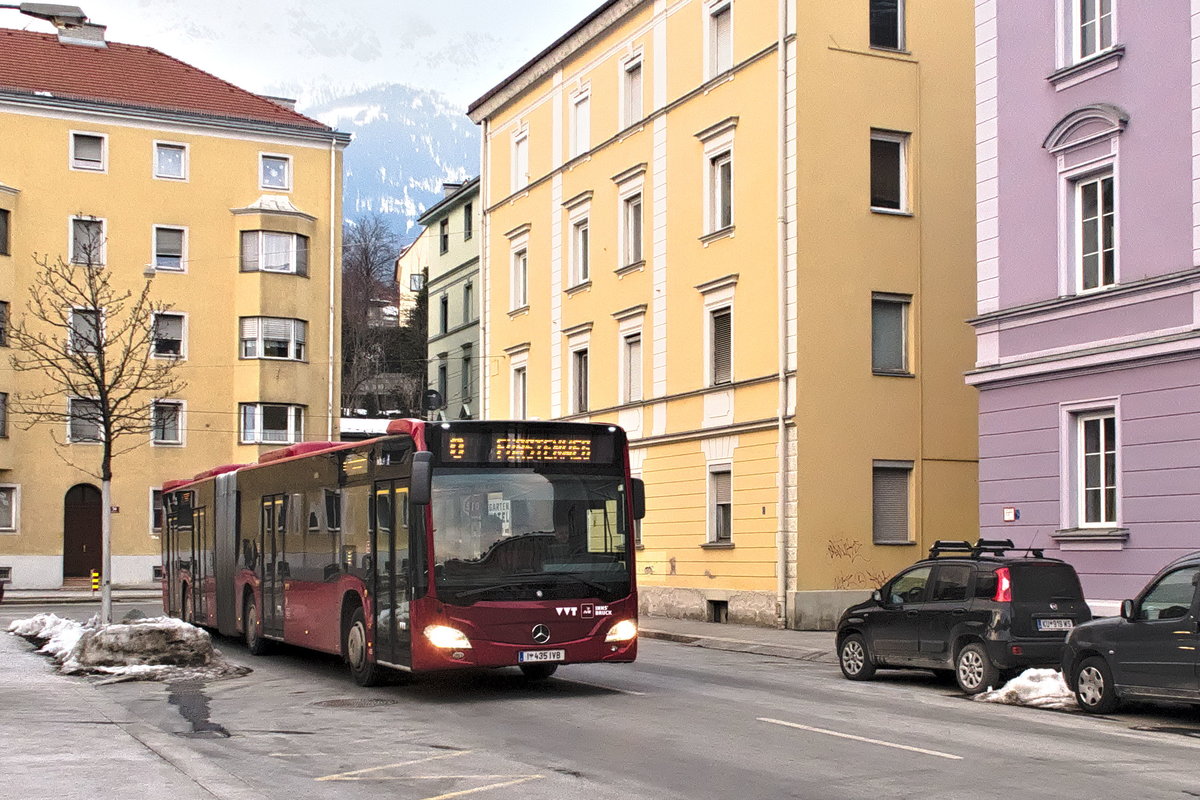 Innsbruck: Bus Nr. 435 der Linie O kurz vor Umstellung auf Straßenbahn in der Layrstraße. Bis zur Liniennetz-Umstellung wurde Allerheiligen und eine Kurzführung bis zum Fürstenweg von der Linie O, die Äste nach Technik-West und zur Peerhofsiedlung von der Straßenbahnlinie 3 bedient. Aufgenommen 24.1.2019.