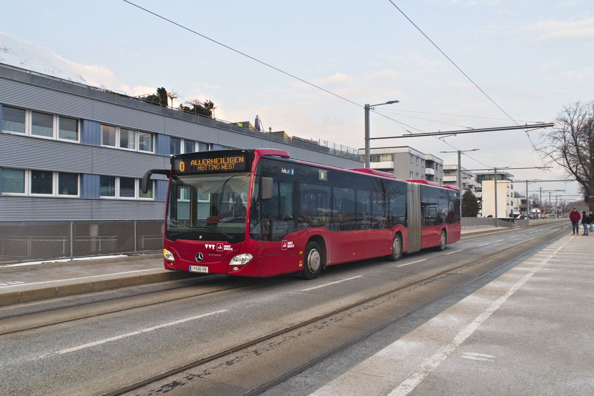 Innsbruck: Bus Nr. 436 der Linie O kurz vor Umstellung auf Straßenbahn an der Hst. Lohbachsiedlung Ost. Aufgenommen 24.1.2019.