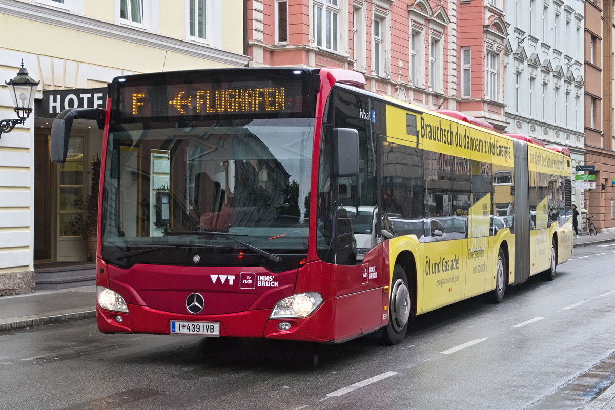 Innsbruck: Bus Nr. 439 der IVB ist als Linie F wegen umfangreicher Bauarbeiten am Hauptbahnhof über die Adamgasse umgeleitet. Aufgenommen 12.5.2019.