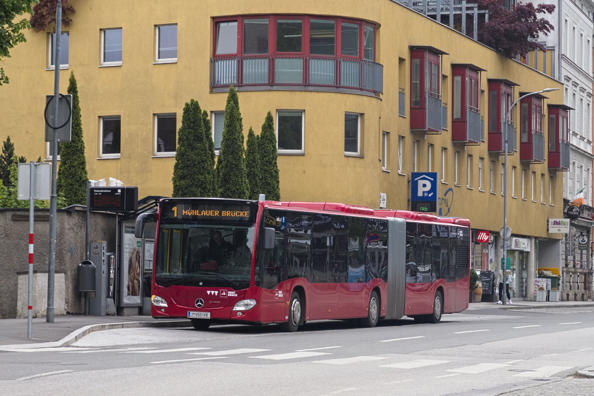 Innsbruck: Bus Nr. 450 der IVB als Schienenersatzverkehr für die Straßenbahnlinie 1 an der Haltestelle Polizeidirektion. Aufgenommen 6.5.2019.