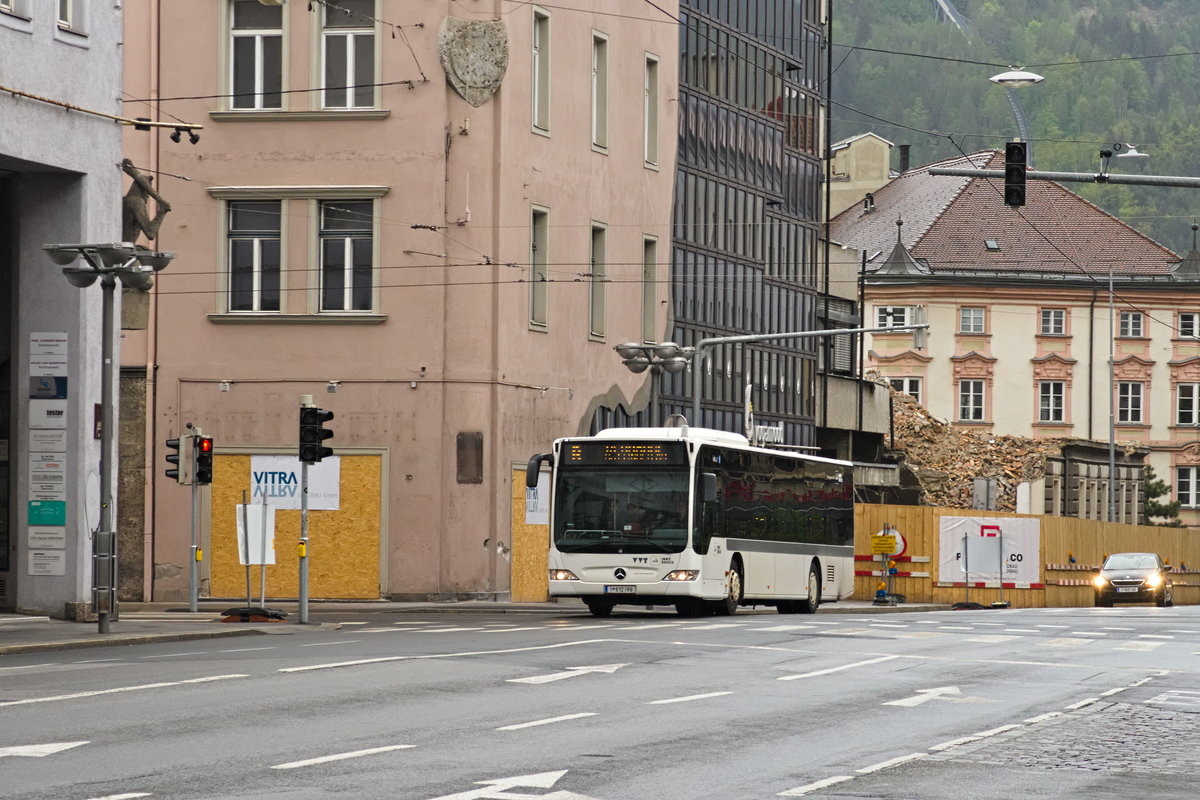 Innsbruck: Bus Nr. 612 als Linie R in Anfahrt auf die Haltestelle Meinhardstraße. Aufgenomme 12.5.2019.