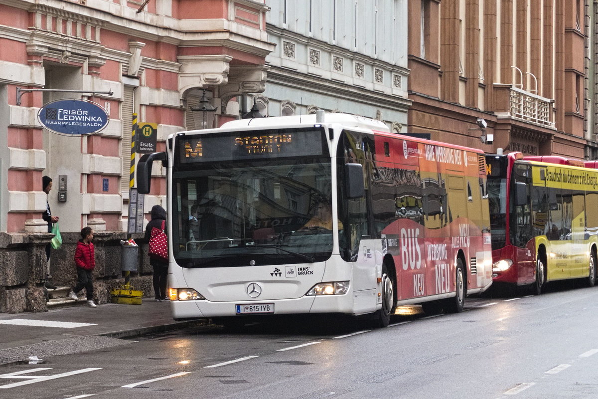 Innsbruck: Bus Nr. 615 der IVB ist als Linie M wegen umfangreicher Bauarbeiten am Hauptbahnhof über die Adamgasse umgeleitet. Aufgenommen 12.5.2019.