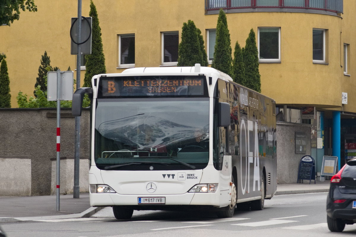 Innsbruck: Bus Nr. 617 der IVB als Linie B an der Haltestelle Polizeidirektion. Aufgenommen 6.5.2019.